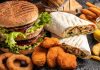 Fastfood Kültürünün Yükselişi ve Etkileri Dünya genelinde hızla yaygınlaşan fastfood kültürü, modern yaşam tarzının en dikkat çeken alışkanlıklarından biri haline geldi. Özellikle 20. yüzyılın ikinci yarısından itibaren Amerika’da doğup tüm dünyaya yayılan bu kültür, kısa sürede milyonlarca insanın günlük hayatına yerleşti. Hızlı, pratik ve görece ucuz olması nedeniyle tercih edilen fastfood, insanların yoğun iş temposu ve zaman sıkıntısı yaşadığı modern şehir yaşamında büyük bir kolaylık sağladı. Konulu bir haber görseli.