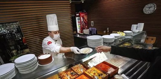 Lokanta Kültürü ve Yemek Deneyiminin Değişen Yüzü Türkiye’de lokanta kültürü, sadece yemek yemek için gidilen bir yer olmanın çok ötesinde bir anlam taşır. Osmanlı döneminden günümüze kadar uzanan bu gelenek, toplumun sosyalleşme biçimlerinden biri olmuştur. İnsanlar lokantalarda sadece yemek yemek için değil, aynı zamanda sohbet etmek, iş konuşmak veya gündelik hayatın yorgunluğunu atmak için de buluşur. Bu açıdan bakıldığında, lokantalar toplumun sosyal yaşamında önemli bir yere sahiptir. Konulu bir haber görseli.