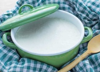 Ev Yapımı Yoğurt Doğallığa Dönüşün Sofralardaki Sessiz Kahramanı Son yıllarda sağlıklı ve bilinçli beslenme arayışıyla birlikte ev yapımı yoğurt, sofralarda yeniden hak ettiği yere kavuşmuştur. Katkı maddelerinden uzak, içeriği tamamen bilinen gıdalara yönelim arttıkça, evde yoğurt mayalama geleneği de güçlenmiştir. Doğal yoğurt, yalnızca bir besin değil, aynı zamanda kültürel bir miras olarak da görülmektedir. Konulu bir haber görseli.