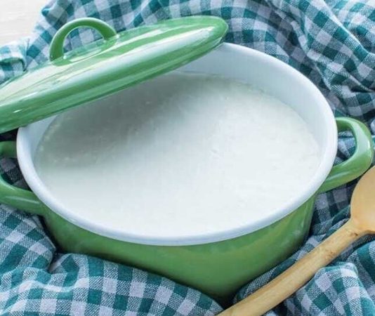Ev Yapımı Yoğurt Doğallığa Dönüşün Sofralardaki Sessiz Kahramanı Son yıllarda sağlıklı ve bilinçli beslenme arayışıyla birlikte ev yapımı yoğurt, sofralarda yeniden hak ettiği yere kavuşmuştur. Katkı maddelerinden uzak, içeriği tamamen bilinen gıdalara yönelim arttıkça, evde yoğurt mayalama geleneği de güçlenmiştir. Doğal yoğurt, yalnızca bir besin değil, aynı zamanda kültürel bir miras olarak da görülmektedir. Konulu bir haber görseli.