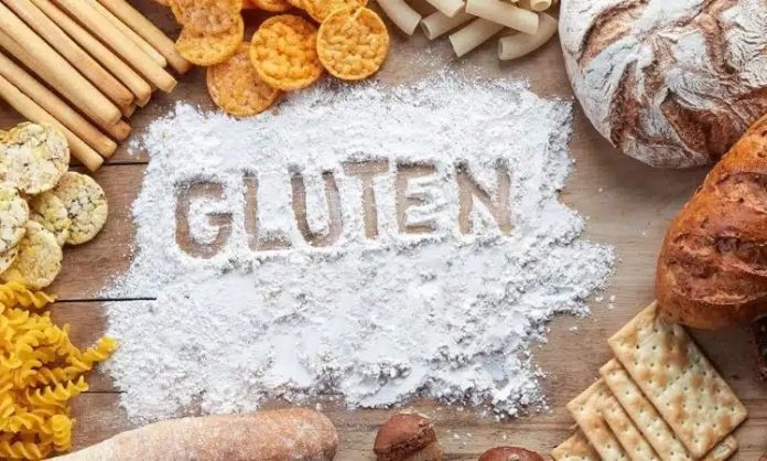 Gluten Alternatifleri Sağlıklı Beslenmede Yeni Dönem Son yıllarda beslenme alışkanlıklarının değişmesiyle birlikte gluten alternatifleri, hem sağlık odaklı tüketicilerin hem de özel diyet uygulayanların gündeminde önemli bir yer edinmiştir. Özellikle çölyak hastaları, gluten hassasiyeti yaşayan bireyler ve daha hafif beslenmeyi tercih edenler için glutensiz ürünler artık bir zorunluluk olmaktan çıkıp bilinçli bir tercih hâline gelmiştir. Bu değişim, gıda sektöründe de ciddi bir dönüşümü beraberinde getirmiştir. Konulu bir haber görseli.