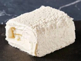 Kaymak ve Tereyağı Sofraların Vazgeçilmez Lezzetleri Arasında Yerini Koruyor Türk mutfağının en köklü ve en sevilen ürünleri arasında yer alan kaymak ve tereyağı, hem geleneksel sofralarda hem de modern mutfaklarda güçlü bir konuma sahiptir. Süt ürünleri arasında özel bir yere sahip olan bu iki lezzet, kahvaltıdan ana yemeklere, tatlılardan hamur işlerine kadar geniş bir kullanım alanına sahiptir. Özellikle doğal üretim yöntemlerine olan ilginin artmasıyla birlikte doğal kaymak ve tereyağı yeniden ön plana çıkmıştır. Konulu bir haber görseli.