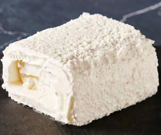 Kaymak ve Tereyağı Sofraların Vazgeçilmez Lezzetleri Arasında Yerini Koruyor Türk mutfağının en köklü ve en sevilen ürünleri arasında yer alan kaymak ve tereyağı, hem geleneksel sofralarda hem de modern mutfaklarda güçlü bir konuma sahiptir. Süt ürünleri arasında özel bir yere sahip olan bu iki lezzet, kahvaltıdan ana yemeklere, tatlılardan hamur işlerine kadar geniş bir kullanım alanına sahiptir. Özellikle doğal üretim yöntemlerine olan ilginin artmasıyla birlikte doğal kaymak ve tereyağı yeniden ön plana çıkmıştır. Konulu bir haber görseli.