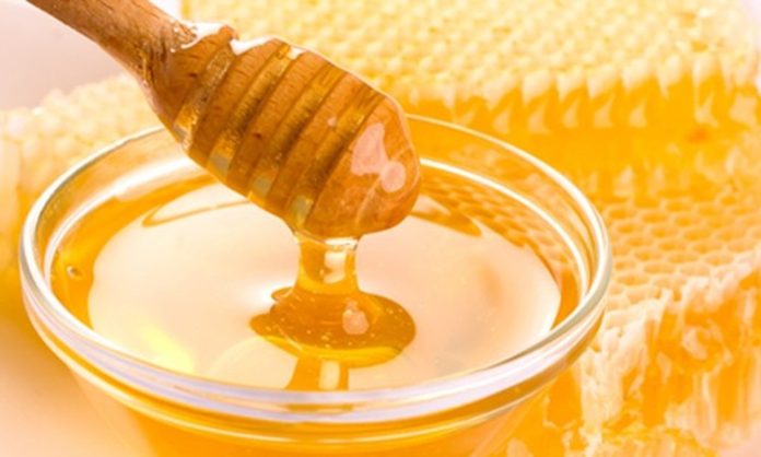 Şeker Alternatifleri İle Değişen Beslenme Alışkanlıkları Günümüzde beslenme alışkanlıkları hızla değişirken, rafine şeker tüketimine yönelik farkındalık da her geçen gün artıyor. Aşırı şeker tüketiminin kilo kontrolünden metabolik sorunlara kadar birçok başlıkta tartışılması, tüketicileri farklı şeker alternatifleri arayışına yönlendiriyor. Bu alternatifler yalnızca tatlı ihtiyacını karşılamakla kalmıyor, aynı zamanda daha dengeli bir beslenme düzeni oluşturma isteğine de yanıt veriyor. Konulu bir haber görseli.