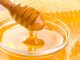 Şeker Alternatifleri İle Değişen Beslenme Alışkanlıkları Günümüzde beslenme alışkanlıkları hızla değişirken, rafine şeker tüketimine yönelik farkındalık da her geçen gün artıyor. Aşırı şeker tüketiminin kilo kontrolünden metabolik sorunlara kadar birçok başlıkta tartışılması, tüketicileri farklı şeker alternatifleri arayışına yönlendiriyor. Bu alternatifler yalnızca tatlı ihtiyacını karşılamakla kalmıyor, aynı zamanda daha dengeli bir beslenme düzeni oluşturma isteğine de yanıt veriyor. Konulu bir haber görseli.