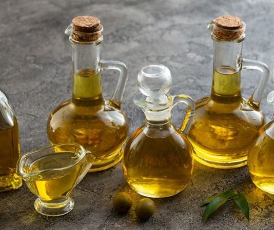 Zeytinyağı ve Bitkisel Yağlar Sofralarda Değişen Tercihler Günümüzde beslenme alışkanlıkları değiştikçe kullanılan yağ türleri de daha fazla tartışılır hale geliyor. Özellikle zeytinyağı ve farklı bitkisel yağlar, hem ev mutfaklarında hem de gıda sektöründe önemli bir yere sahip. Yağ seçimi artık yalnızca lezzetle değil, üretim yöntemi, içerik ve kullanım alanlarıyla birlikte değerlendiriliyor. Bu durum, tüketicilerin bilinçli tercihler yapmasını beraberinde getiriyor. Konulu bir haber görseli.